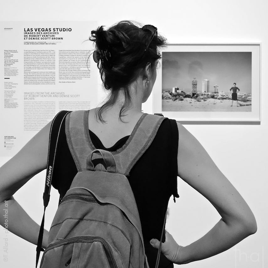 Exposition photo de mains sur les hanches