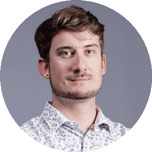 Portrait Linkedin de jeune homme sur fond gris