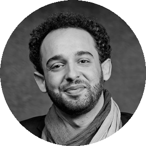Portrait Linkedin de professeur de musique en noir et blanc