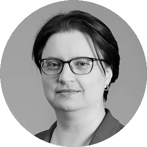 Portrait Linkedin féminin en noir et blanc