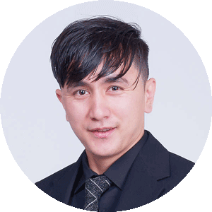 Portrait Linkedin de jeune homme sur fond blanc